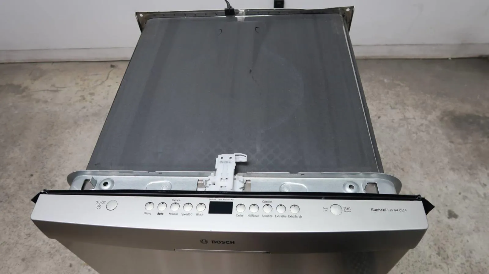 Bosch 300 DLX Series 24" 44 dBA 3rd Rack Fully Integrated Dishwasher SHS863WD5N