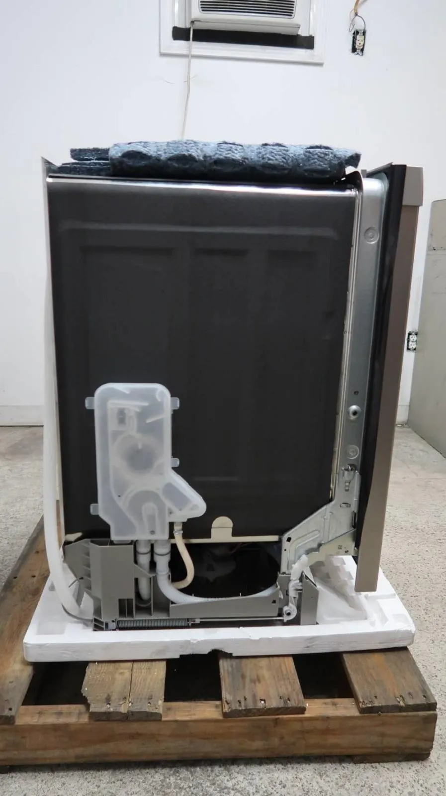 Bosch 300 DLX Series 24" 44 dBA 3rd Rack Fully Integrated Dishwasher SHS863WD5N