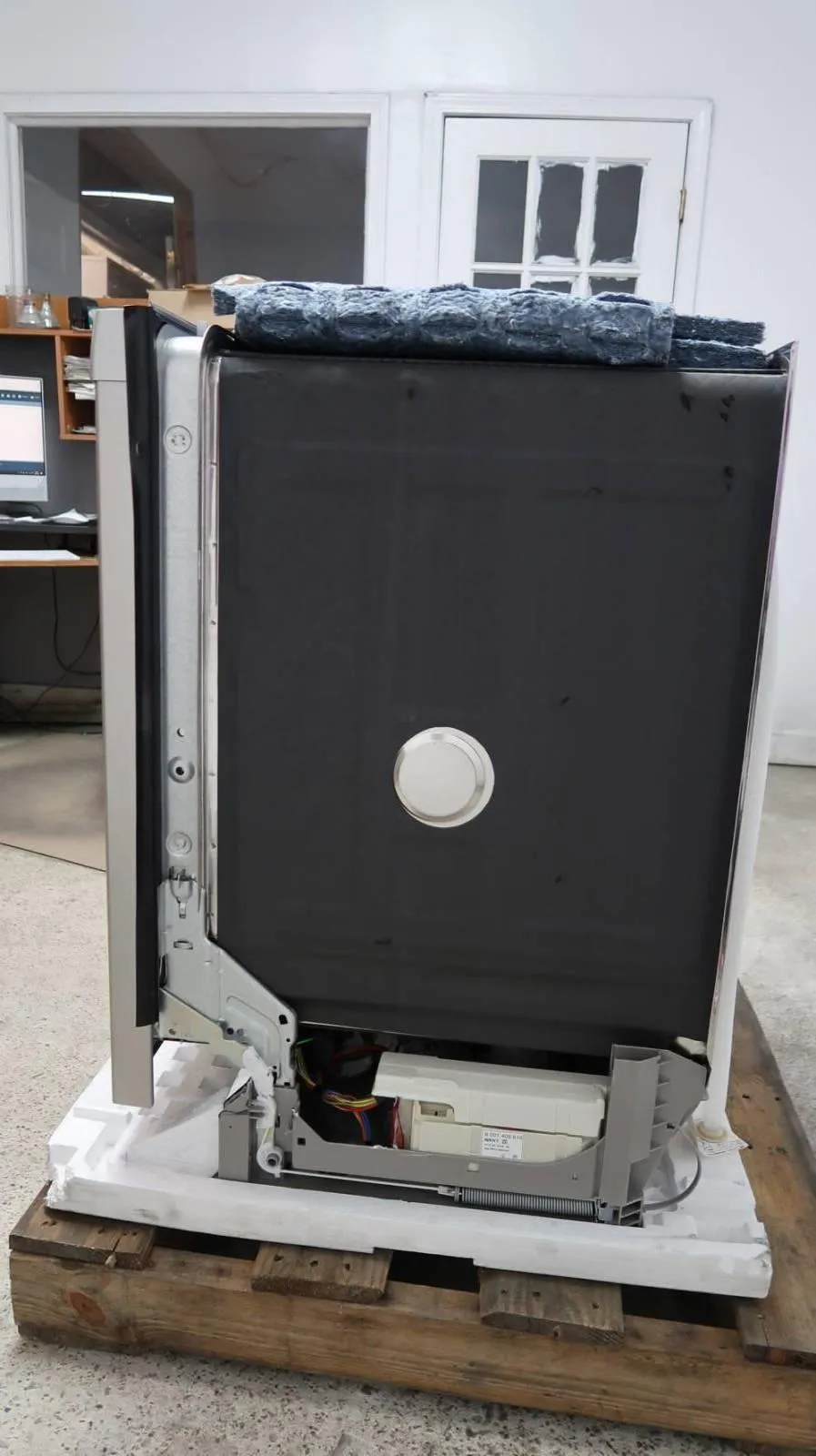 Bosch 300 DLX Series 24" 44 dBA 3rd Rack Fully Integrated Dishwasher SHS863WD5N