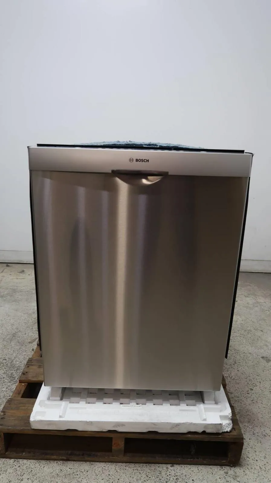 Bosch 300 DLX Series 24" 44 dBA 3rd Rack Fully Integrated Dishwasher SHS863WD5N