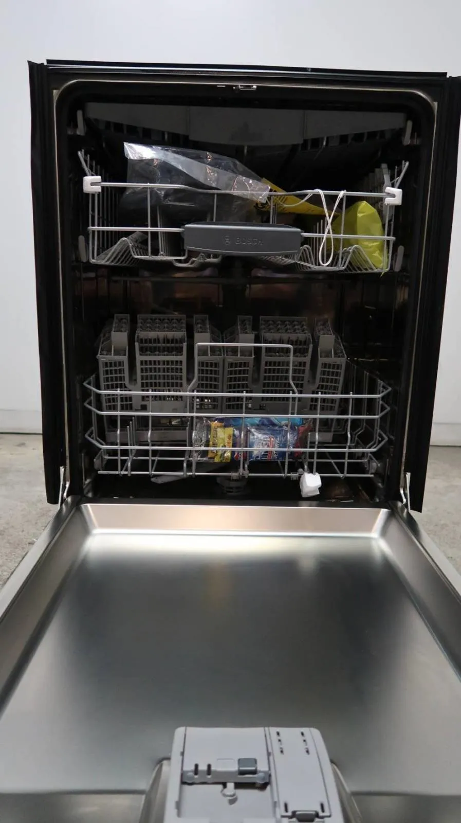 Bosch 300 DLX Series 24" 44 dBA 3rd Rack Fully Integrated Dishwasher SHS863WD5N
