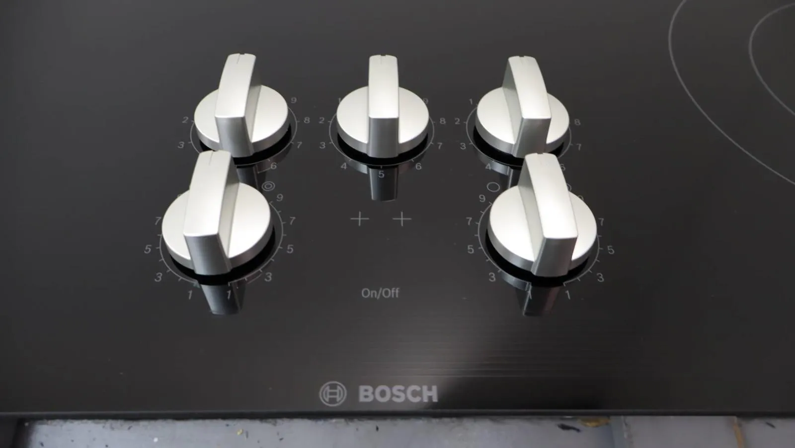 Bosch 36" BLK 5 Cooking Zones Smoothtop 500 Series Electric Cooktop NEM5666UC