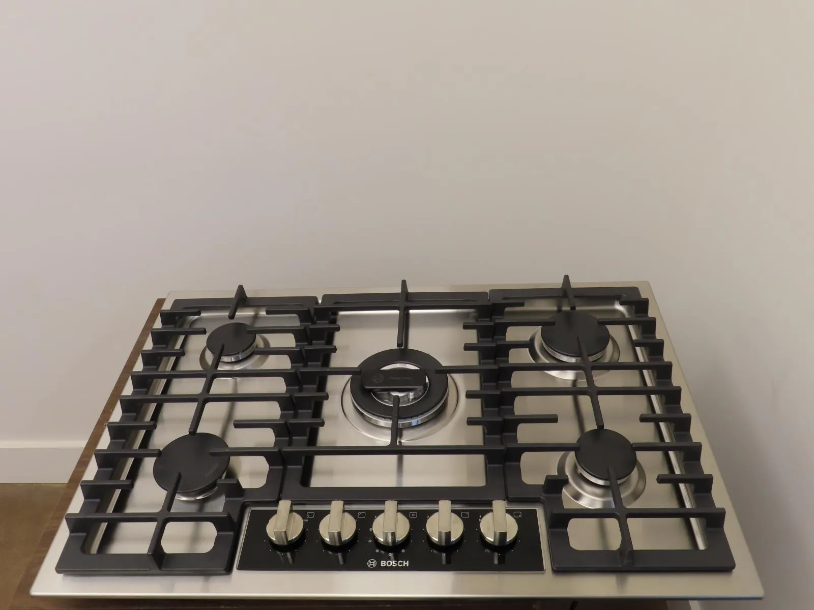 Bosch Benchmark Series NGMP058UC 30" SS 5 Sealed Burners OptiSim Gas Cooktop