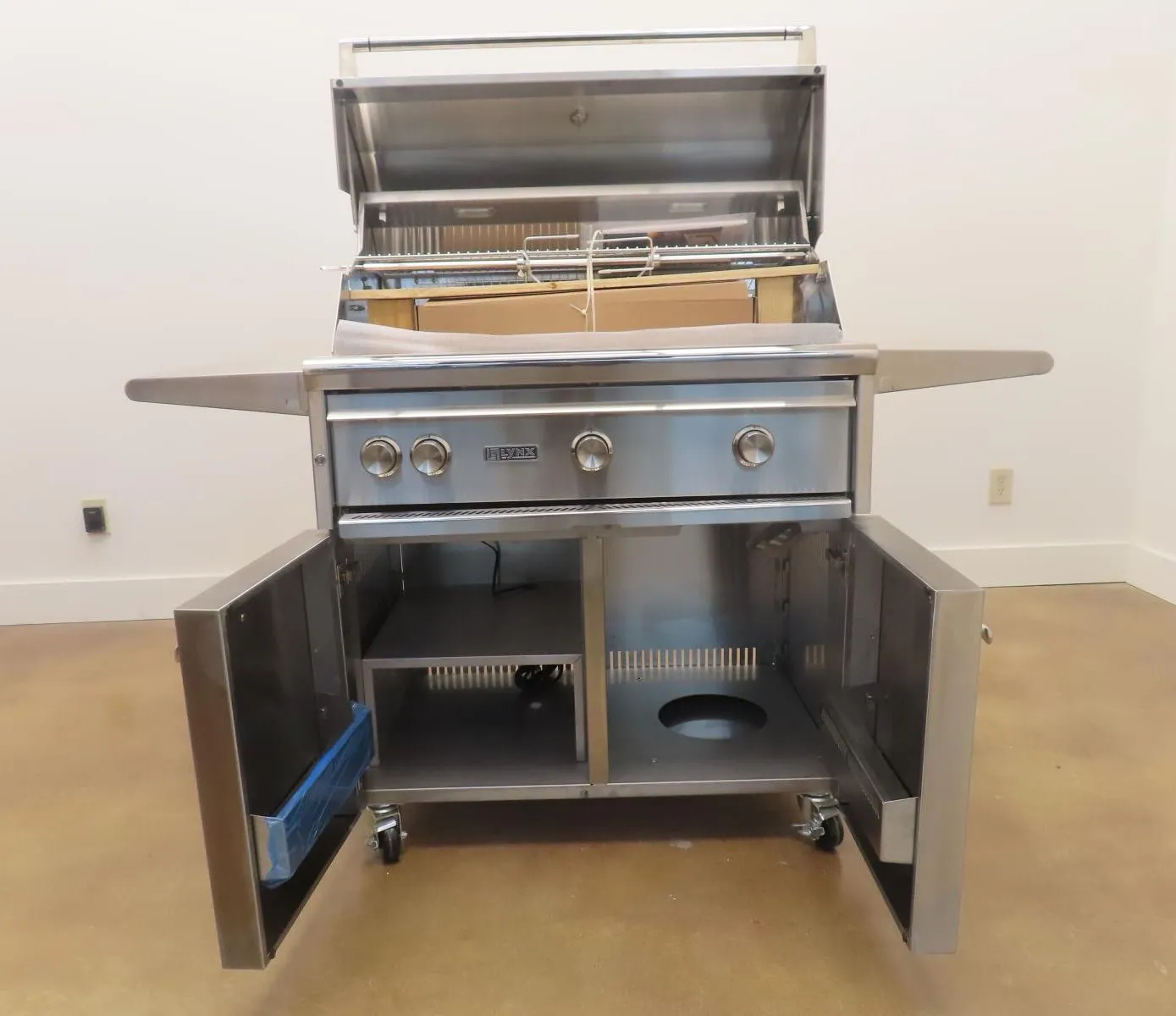Lynx Professional Grill Series L36ATRFLP 36" Freestanding Grill 3 TridentBurners