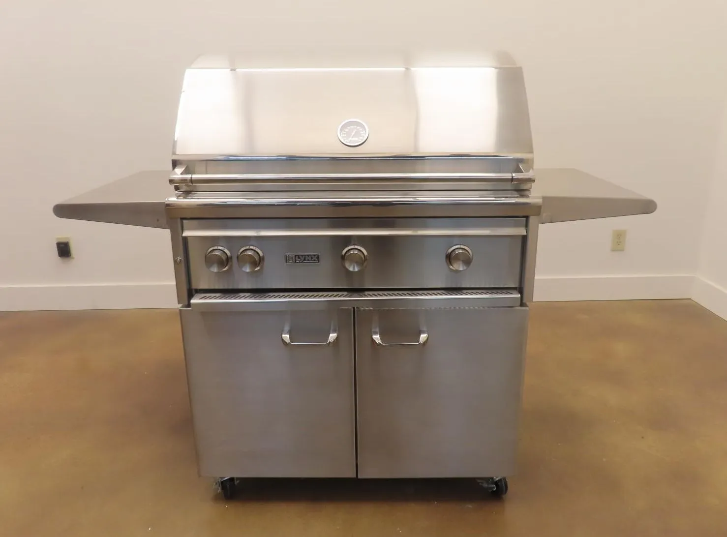 Lynx Professional Grill Series L36ATRFLP 36" Freestanding Grill 3 TridentBurners