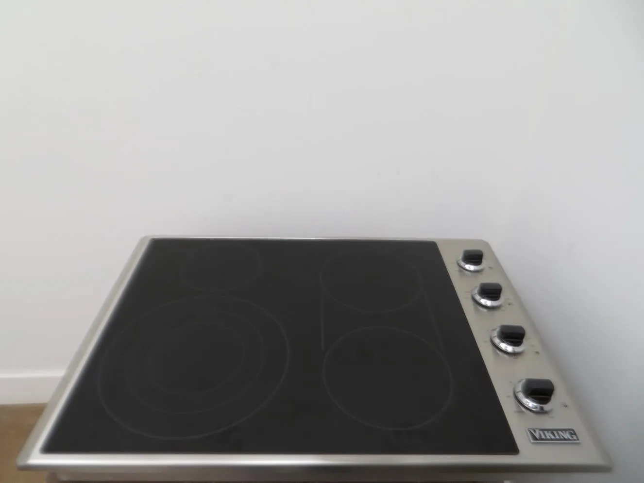 Viking 5 Series VECU53014BSB 30" Electric Cooktop  QuickCook Surface Elements