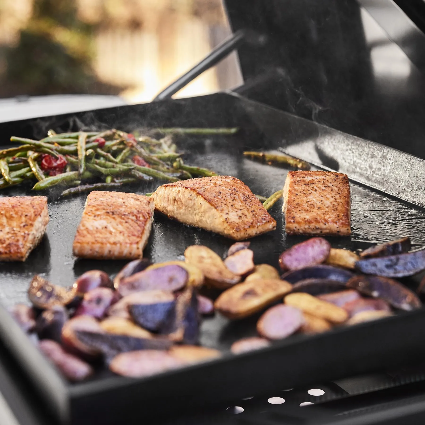 Weber 1500420 Slate&#8482; 30" Rust-Resistant Griddle With Extendable Side Table (Natural Gas) - Black